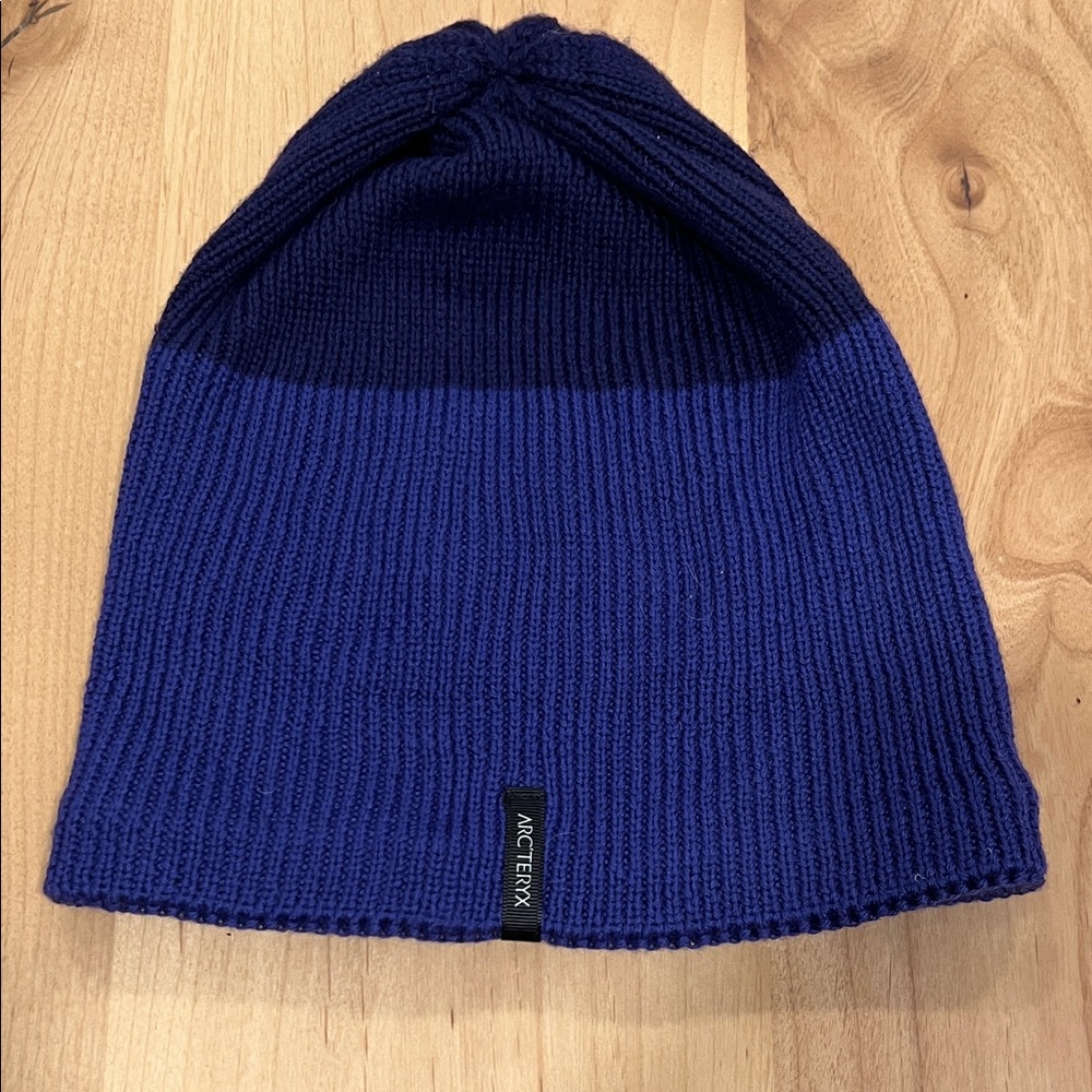 Arc'teryx two tone blue beanie